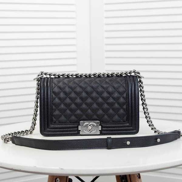 シャネルバッグ正面デザイン